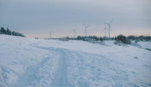 Winterlandschaft mit mehreren Windkraftanlagen im Hintergrund in Neumarkt in der Oberpfalz